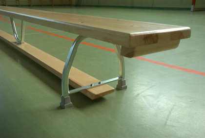 Ławka gimnastyczna z metalowymi nogami