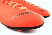 Pomarańczowo-czarne buty piłkarskie Nike Mercurial Vapor Club MG AH7350-810 JR