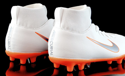 Biało-pomarańczowe buty piłkarskie Nike Mercurial Superfly Club MG AH7339-107 JR